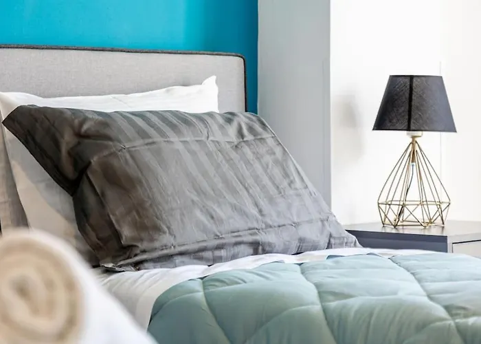 Maricool Minimal Spacious Downtown Loft
