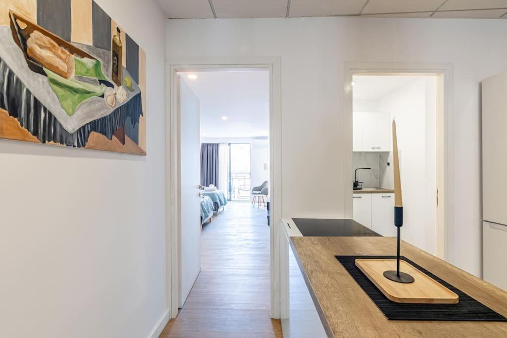 Maricool Minimal Spacious Downtown Loft
